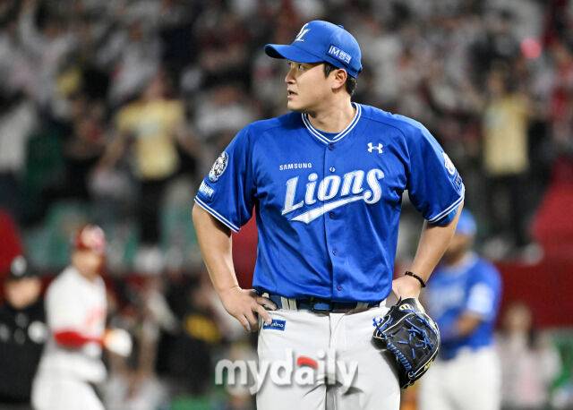 29일 오후 인천광역시 문학동 SSG랜더스필드에서 진행된 '2025 프로야구 KBO리그' SSG랜더스와 삼성라이온즈의 경기. 삼성 최원태가 7회말 1사 1루서 오태곤을 실책으로 내보낸 뒤 아쉬워 하고 있다./마이데일리