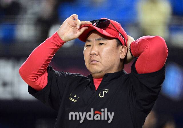 2025년 6월 4일 오후 서울 잠실구장에서 진행된 '2025 신한 SOL뱅크 KBO 리그' KIA 타이거즈와 두산 베어스의 경기. KIA 이범호 감독이 8-3으로 승리한 뒤 기뻐하고 있다./마이데일리