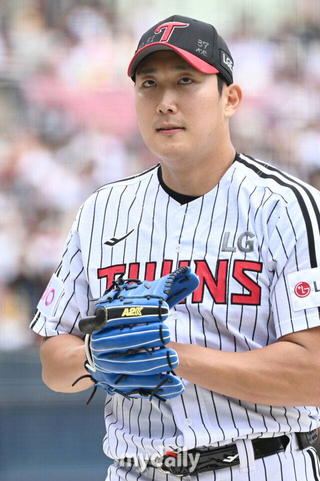 17일 서울 잠실야구장에서 열린 '2025 신한 SOL BANK KBO리그' KT 위즈와 LG 트윈스 더블헤더 1차전 경기.LG 선발 손주영이 수비를 마치고 더그아웃으로 들어서고 있다./마이데일리