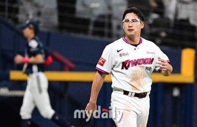 2025년 4월 23일 오후 서울 고척스카이돔에 진행된 '2025 신한 SOL뱅크 KBO 리그' 두산 베어스와 키움 히어로즈의 경기. 키움 임지열이 2회말 공격을 마친 뒤 더그아웃을 보고 있다./마이데일리