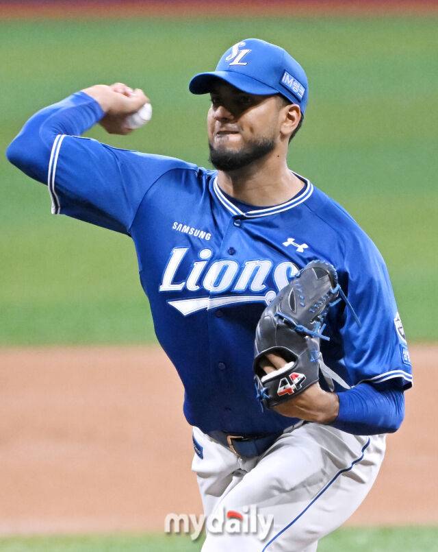22일 오후 서울 고척돔 고척스카이돔에서 진행된 '2025 프로야구 KBO리그' 키움히어로즈와 삼성라이온즈의 경기. 삼성 레예스가 선발등판해 역투하고 있다./마이데일리