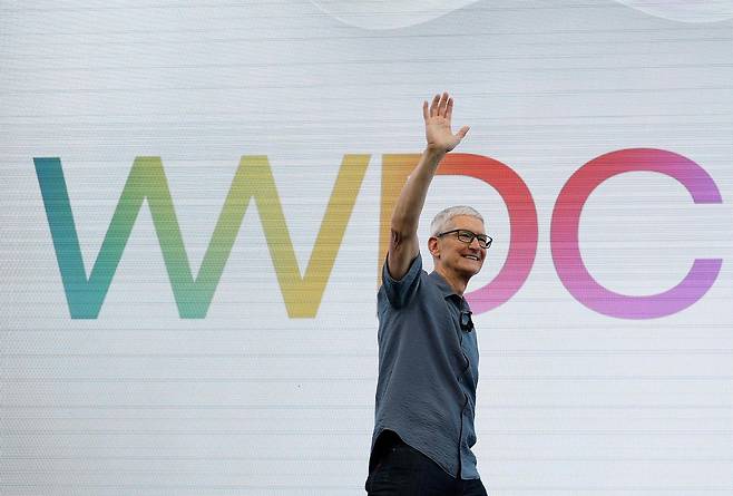 팀 쿡 애플 CEO가 캘리포니아 쿠퍼티노에서 열린 애플 세계 개발자 컨퍼런스(WWDC)에서 연설하고 있다. [AFP]