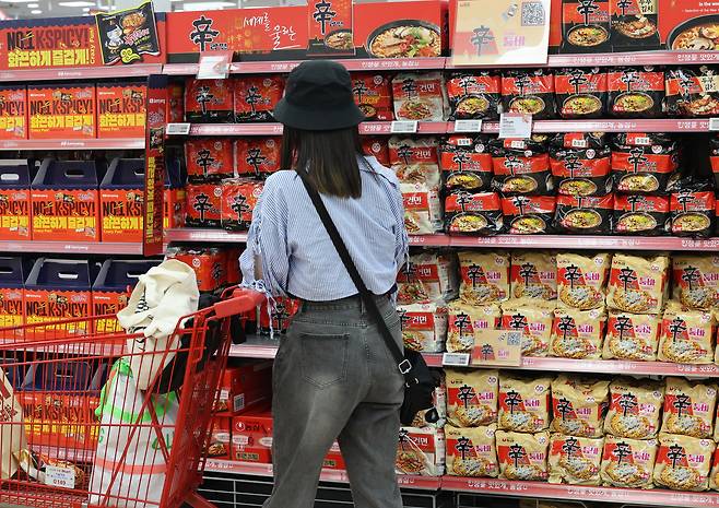 서울 시내 한 대형 마트에 라면이 진열돼 있다.  [연합]