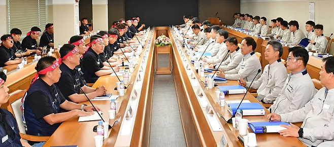 현대자동차 노사가 지난해 임금·단체협상을 진행하는 모습     [연합]