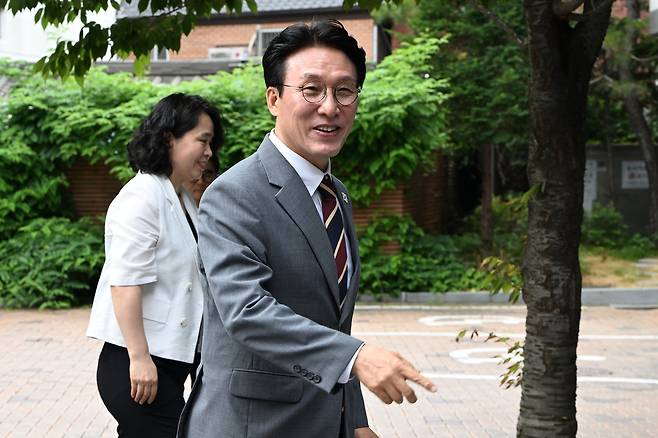 김민석 국무총리 후보자가 10일 오전 서울 종로구 통의동 금융감독연수원에 마련된 청문회 준비단 사무실로 출근하고 있다. 임세준 기자