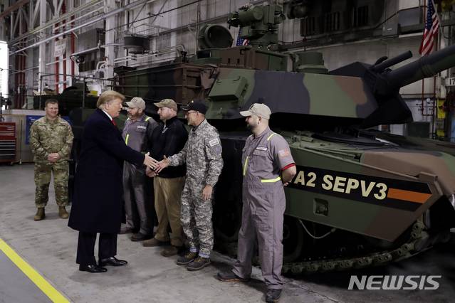 [리마=AP/뉴시스]도널드 트럼프 미국 대통령이 2019년 3월20일(현지 시간) 미 오하이오주 리마의 군용 전차공장을 둘러보며 직원들과 악수하고 있다. 2025.06.10.