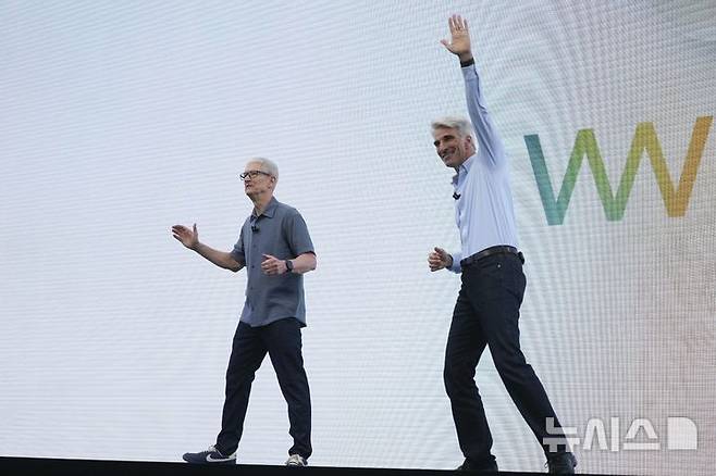 [쿠퍼티노=AP/뉴시스] 애플이 세계개발자회의(WWDC25)에서 시장의 기대와 달리 AI(인공지능) 기술 경쟁에서 뒤처진 모습을 보여 투자자들의 우려가 커지고 있다고 월스트리트저널이 9일(현지 시간) 보도했다. 사진은 WWDC 2025 행사 중 팀 쿡 애플 CEO(왼쪽)가 소프트웨어 엔지니어링 담당 수석 부사장 크레이그 페더리기와 함께 무대에 올랐다. 2025.06.10.