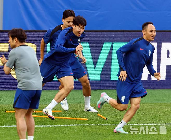 [서울=뉴시스] 박주성 기자 = 지난 9일 서울 마포구 서울월드컵경기장에서 대한민국 축구대표팀 손흥민과 문선민이 내일 있을 2026 국제축구연맹(FIFA) 북중미 월드컵 아시아 3차 예선 조별리그 B조 10차전 쿠웨이트전을 대비해 훈련을 하고 있다. 2025.06.09. park7691@newsis.com