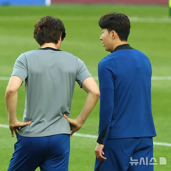 [서울=뉴시스] 박주성 기자 = 지난 9일 서울 마포구 서울월드컵경기장에서 대한민국 축구대표팀 홍명보(왼쪽) 감독이 내일 있을 2026 국제축구연맹(FIFA) 북중미 월드컵 아시아 3차 예선 조별리그 B조 10차전 쿠웨이트전을 대비해 훈련 중 손흥민과 이야기를 나누고 있다. 2025.06.09. park7691@newsis.com