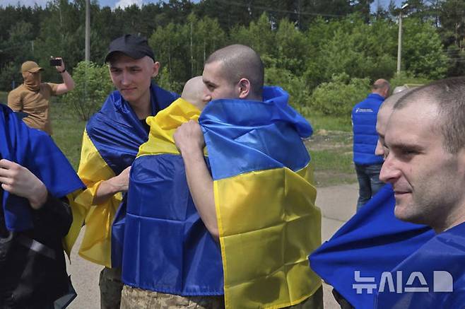 [체르느히우=AP/뉴시스] 9일(현지 시간) 우크라이나 체르느히우에서 러시아와의 포로 교환으로 석방된 우크라이나 군인들이 서로 포옹하고 있다. 러시아와 우크라이나가 25세 미만과 중상자 포로를 교환했다. 2025.06.10.
