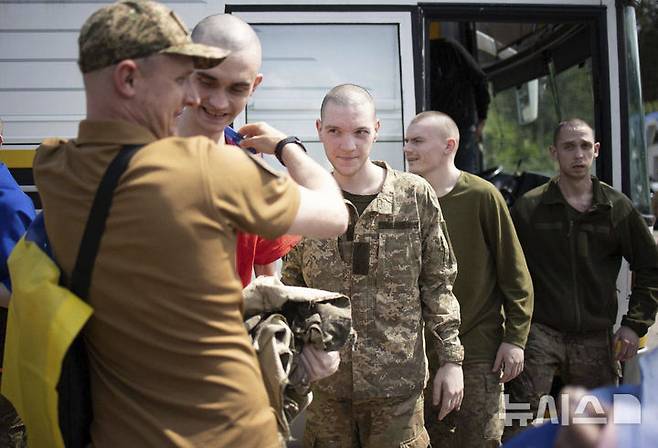 <font style="vertical-align: inherit;"><font style="vertical-align: inherit;">[체르느히우=AP/뉴시스] 9일(현지 시간) 우크라이나 체르느히우에서 러시아와의 포로 교환으로 석방된 우크라이나 군인들이 몸애 국기를 두르고 있다. 러시아와 우크라이나가 25세 미만과 중상자 포로를 교환했다. 2025.06.10.</font></font>