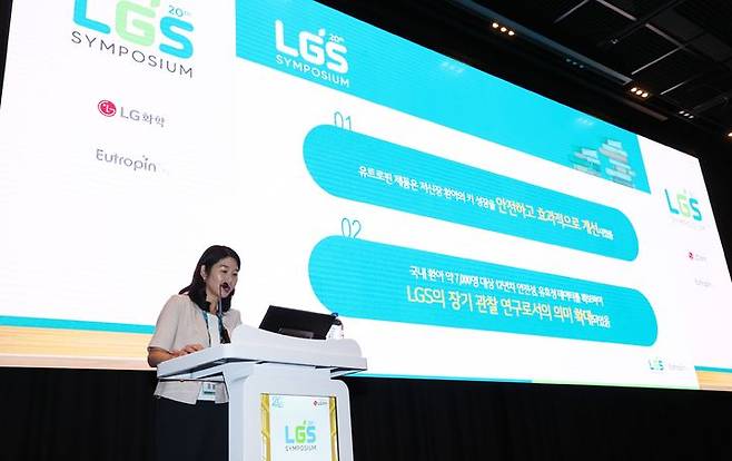 [서울=뉴시스] 순천향대 홍용희 교수가 유트로핀의 저신장증 치료 효과를 분석 발표하고 있다. (사진=LG화학 제공) 2025.06.10. photo@newsis.com *재판매 및 DB 금지