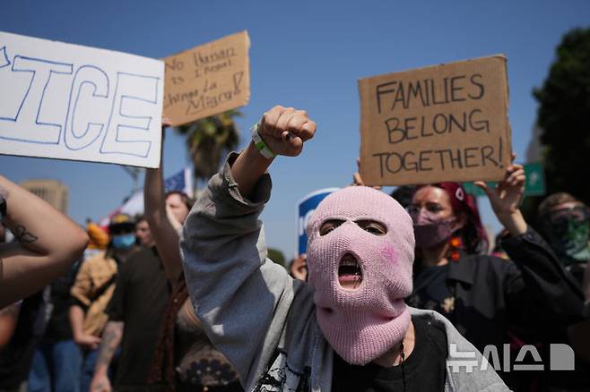 [로스앤젤레스=AP/뉴시스] 9일(현지 시간) 미 캘리포니아주 로스앤젤레스(LA) 도심에서 시위대가 이민세관단속국(ICE)을 규탄하고 있다. 미 군 당국은 LA 불법 이민자 단속 반대 시위에 약 700명의 해병대원을 투입한다고 공식 발표했다. 2025.06.10.
