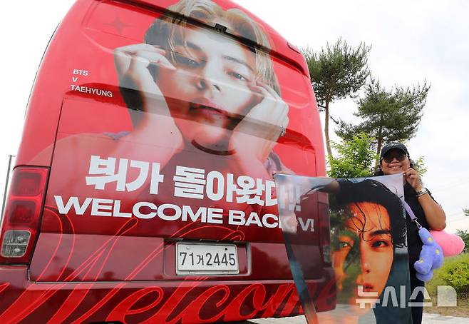 [춘천=뉴시스] 김혜진 기자 = 그룹 방탄소년단(BTS) 뷔가 전역을 앞둔 10일 오전 강원 춘천시 한 부대 인근에서 뷔를 기다리는 팬들이 기념 사진을 찍고 있다. 2025.06.10. jini@newsis.com