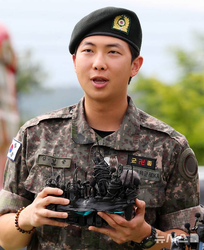 [춘천=뉴시스] 김혜진 기자 = 군 복무를 마친 방탄소년단 RM이 10일 오전 강원 춘천시 한 부대 인근에서 전역 소감을 말하고 있다. 2025.06.10. jini@newsis.com