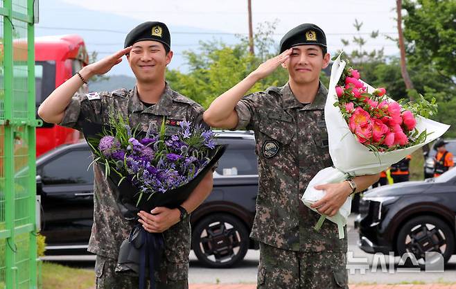 [춘천=뉴시스] 김혜진 기자 = 군 복무를 마친 방탄소년단 RM(왼쪽), 뷔가 10일 오전 강원 춘천시 한 부대 인근에서 전역인사를 하고 있다. 2025.06.10. jini@newsis.com