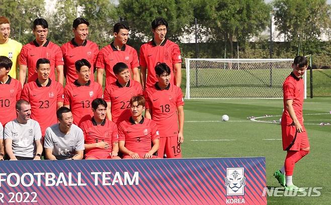 [도하(카타르)=뉴시스] 조성우 기자 = 대한민국 축구대표팀 오현규(오른쪽)가 16일(현지시간) 오전 카타르 도하 알 에글라 트레이닝센터에서 단체사진 촬영을 마친 뒤 이동하고 있다. 2022.11.16. xconfind@newsis.com