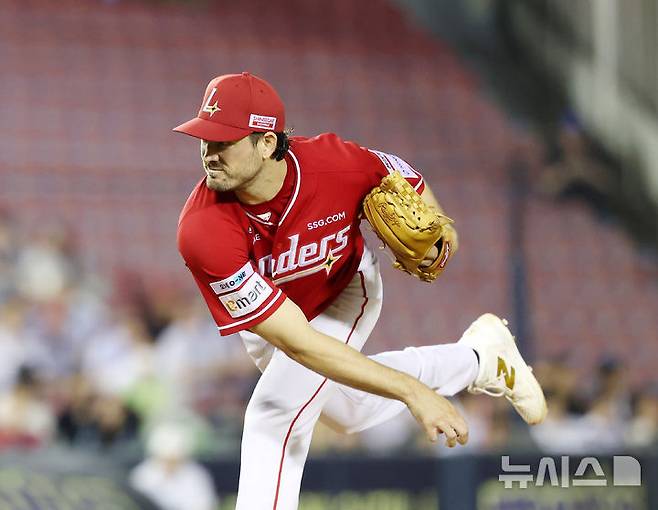 [서울=뉴시스] 김명년 기자 = 21일 서울 송파구 잠실야구장에서 열린 2025 KBO리그 SSG 랜더스와 두산 베어스의 경기, 6회말 SSG 선발 앤더슨이 역투하고 있다. 2025.05.21. kmn@newsis.com