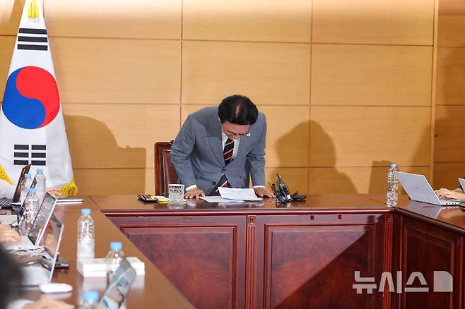 [서울=뉴시스] 김명원 기자 = 김민석 국무총리 후보자가 10일 오전 서울 종로구 통의동 금융감독연수원에 마련된 인사청문회 준비단 사무실에서 열린 출입기자들과 간담회에 참석해 인사하고 있다. (공동취재) 2025.06.10 photo@newsis.com