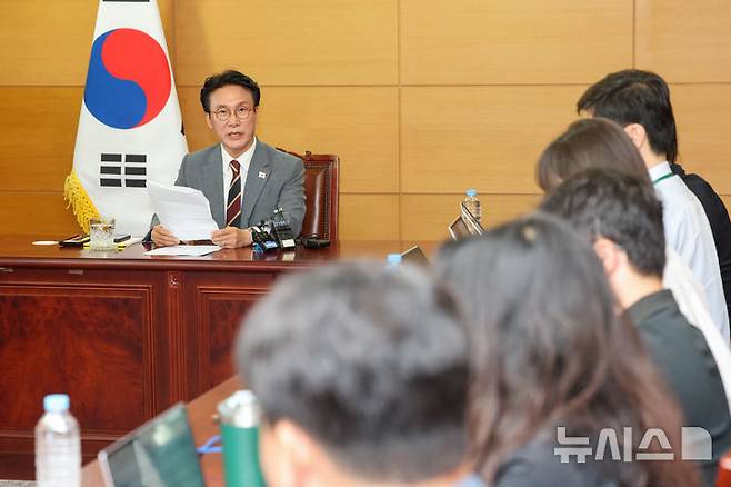 [서울=뉴시스] 김명원 기자 = 김민석 국무총리 후보자가 10일 오전 서울 종로구 통의동 금융감독연수원에 마련된 인사청문회 준비단 사무실에서 출입기자들과 간담회를 하고 있다. (공동취재) 2025.06.10 photo@newsis.com