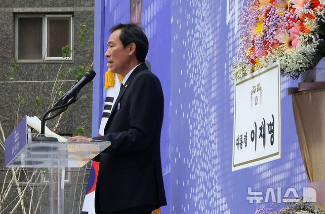 [서울=뉴시스] 김금보 기자 = 우상호 정무수석이 10일 서울 용산구 민주화운동기념관에서 열린 '제38주년 6·10민주항쟁 기념식 및 민주화운동기념관 개관식'에서 이재명 대통령의 기념사를 대독 하고 있다. 2025.06.09. kgb@newsis.com