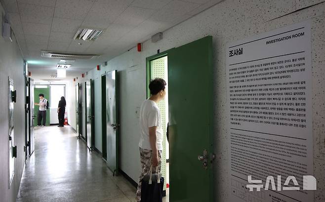 [서울=뉴시스] 김금보 기자 = 10일 서울 용산구 옛 남영동 대공분실을 새단장한 민주화운동기념관이 개관했다. 조사실 공간이 보존돼있다. 2025.06.10. kgb@newsis.com