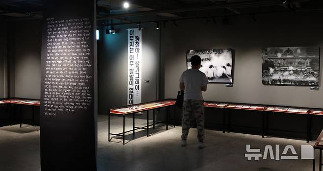 [서울=뉴시스] 김금보 기자 = 10일 서울 용산구 옛 남영동 대공분실을 새단장한 민주화운동기념관이 개관했다. 상설 전시가 운영되고 있다. 2025.06.10. kgb@newsis.com