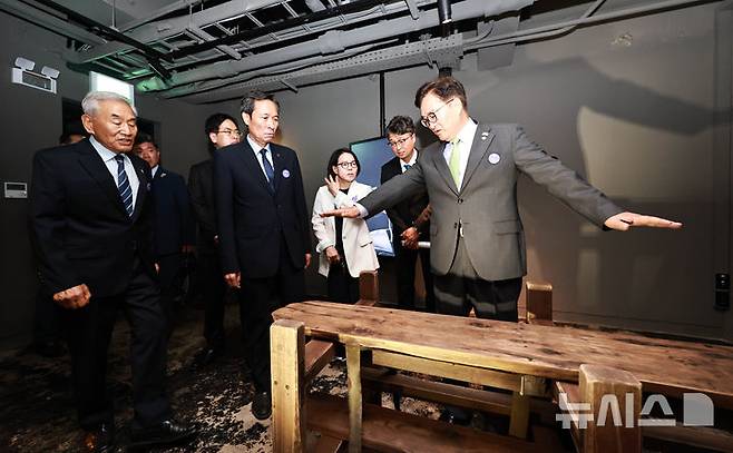 [서울=뉴시스] 김금보 기자 = 우원식 국회의장, 우상호 대통령실 정무수석, 이재오 민주화운동기념사업회 이사장이 10일 서울 용산구 민주화운동기념관에서 열린 '제38주년 6·10민주항쟁 기념식 및 민주화운동기념관 개관식'을 마친 뒤 고문도구를 살펴보고 있다. (공동취재) 2025.06.10. photo@newsis.com