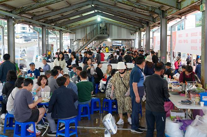 [고성=뉴시스] 고성 저도 대문어축제 행사장 모습.(사진=고성군 제공)photo@newsis.com *재판매 및 DB 금지