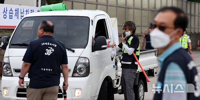 [구리=뉴시스] 추상철 기자 = 서울시 38세금 조사관과 경찰, 한국도로공사 직원들이 10일 오전 경기 구리시 구리남양주톨게이트에서 자동차세, 과태료, 고속도로 통행료 상습 체납차량 합동단속을 하고 있다. 2025.06.10. scchoo@newsis.com