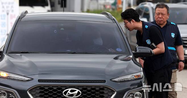 [구리=뉴시스] 추상철 기자 = 서울시 38세금 조사관이 10일 오전 경기 구리시 구리남양주톨게이트에서 자동차세, 과태료, 고속도로 통행료 상습 체납차량 합동단속을 하고 있다. 2025.06.10. scchoo@newsis.com