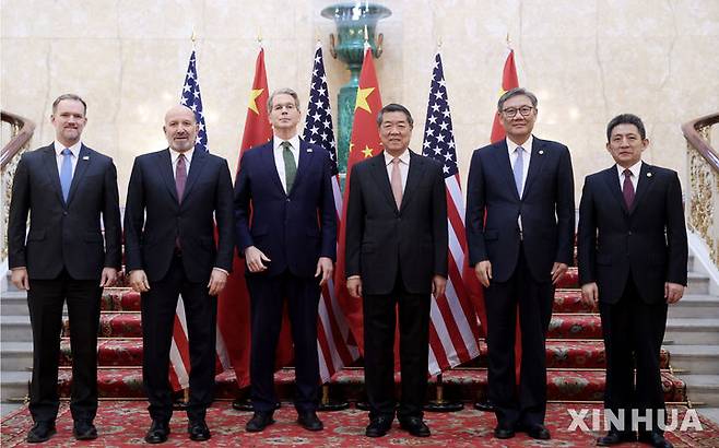 [런던=신화/뉴시스] 미국과 중국이 9일(현지 시간) 첫날 무역협상을 마친 뒤, 협의를 10일까지 이어가기로 했다. 회의에 참석한 미중 대표단이 기념사진을 촬영하고 있다.오른쪽부터 리청강 중국 상무부 부부장 겸 국제무역담당 대표,  왕원타오 상무부장, 허리펑 부총리, 스콧 베센트 재무장관, 하워드 러트닉 상무장관, 제이미슨 그리어 미 무역대표부(USTR) 대표. 2025.06.10