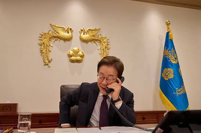 [서울=뉴시스] 이재명 대통령이 10일 서울 용산구 대통령실 청사 집무실에서 시진핑 중국 주석과 통화를 하고 있다. (사진=대통령실 제공) 2025.06.10. photo@newsis.com *재판매 및 DB 금지