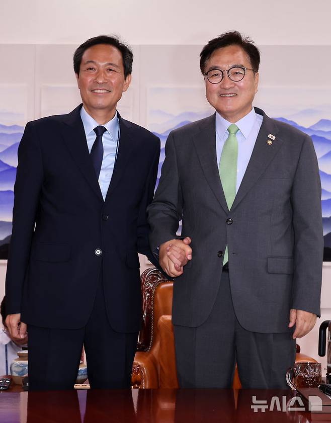 [서울=뉴시스] 조성우 기자 = 우원식(오른쪽) 국회의장이 10일 오후 서울 여의도 국회에서 우상호 대통령실 정무수석을 접견하며 기념촬영하고 있다. 2025.06.10. xconfind@newsis.com