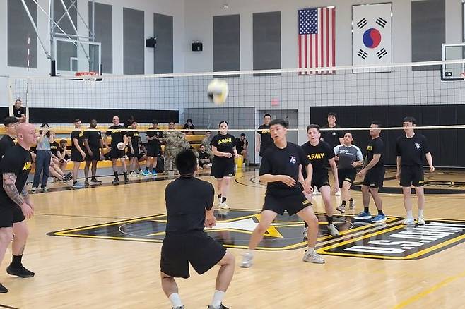 [대구=뉴시스] 이상제 기자 = 한미친선주간행사가 열리고 있는 10일 대구 미군 부대 캠프워커 내 체육관에서 한미 장병들이 배구 경기를 하고 있다. 2025.06.10. king@newsis.com  *재판매 및 DB 금지