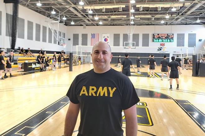 [대구=뉴시스] 이상제 기자 = 한미친선주간행사가 열리고 있는 10일 대구 미군 부대 캠프워커 내 체육관에서 한미 장병들이 배구 경기를 하고 있다. 조셉 트러클리 중사. 2025.06.10. king@newsis.com  *재판매 및 DB 금지