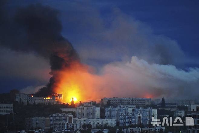 [하르키우=AP/뉴시스] 러시아는 10일(현지 시간)에도 우크라이나에 드론과 미사일 공격을 계속했으며 이로 인해 40여 명이 사상했다고 우크라이나 공군은 밝혔다. 사진은 지난 7일 러시아의 미사일 공습을 받은 우크라이나 하르키우주의 한 주거 지역에서 불길이 치솟고 있는 모습. 2025.06.10.