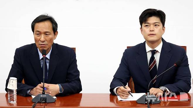 [서울=뉴시스] 조성봉 기자= 우상호 대통령실 정무수석이 10일 오후 서울 여의도 국회에서 김용태 국민의힘 비상대책위원장을 예방하고 있다. 2025.06.10. suncho21@newsis.com