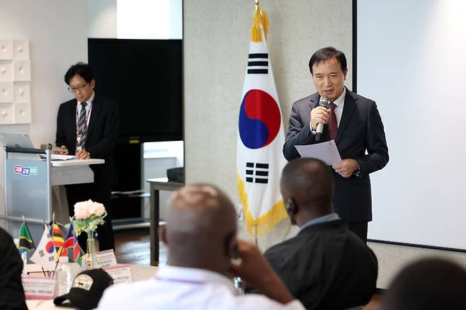 [수원=뉴시스] 임태희 경기도교육감이 10일 도교육청 남부청사에서 나미비아공화국, 우간다공화국, 탄자니아 연합공화국 교육부 간부 등과 디지털 교육 협력 방안을 논의했다. (사진=경기도교육청 제공) 2025.06.10. photo@newsis.com *재판매 및 DB 금지