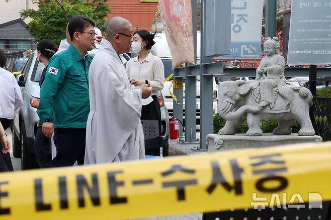 [서울=뉴시스] 박진희 기자 = 최응천 국가유산청장과 대한불교조계종 불교중앙박물관 관장 서봉 스님이 10일 서울 종로구 한국불교역사문화기념관 2층 국제회의장 화재 영향으로 피해를 본 불교중앙박물관 현장을 돌아보고 있다. 2025.06.10. pak7130@newsis.com