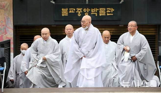 [서울=뉴시스] 홍효식 기자 = 10일 서울 종로구 조계사 옆 한국불교역사문화기념관에서 화재가 발생해 조계종 총무원장 진우스님(가운데) 등이 현장을 확인한 뒤 나서고 있다. 2025.06.10. yesphoto@newsis.com