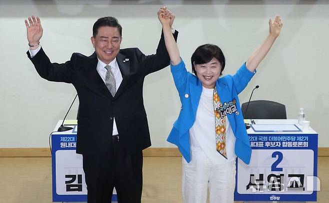 [서울=뉴시스] 조성봉 기자= 김병기, 서영교 더불어민주당 원내대표 후보가 10일 오후 서울 여의도 국회 의원회관 소회의실에서 열린 민주당 2기 원내대표 후보 합동토론회에서 취재진을 향해 포즈를 취하고 있다. 2025.06.10. suncho21@newsis.com