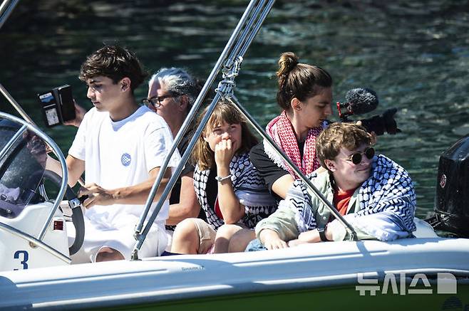 [카타니아(이탈리아)=AP/뉴시스]스웨덴의 기후운동가 그레타 툰베리(가운데)가 지난 1일 이탈리아 시칠리아의 카타니아항에서 가자지구로 출항하는마들린호에 탑승하기 위해 다른 활동가들과 기다리고 있다. 이스라엘 외무부는 10일 하루 전 체포된 툰베리 등 활동가 4명을 추방했다고 밝혔다. 2025.06.10.