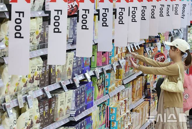 [서울=뉴시스] 황준선 기자 = 9일 서울 시내 한 대형마트에서 소비자들이 과자 등을 고르고 있다.통계청 국가통계포털(KOSIS)에 따르면 지난달 가공식품 74개 품목 가운데 윤석열 대통령의 비상계엄 사태 직전인 지난해 11월 대비 물가지수가 상승한 품목은 52개로 전체의 71.2%를 차지했다. 특히 초콜릿이 10.4%, 커피는 8.2% 상승했다. 양념 소스와 식초, 젓갈등도 7% 넘게 올랐다. 2025.06.09. hwang@newsis.com
