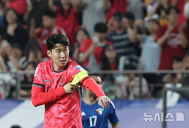 [서울=뉴시스] 김명년 기자 = 10일 서울 마포구 서울월드컵경기장에서 열린 2026 국제축구연맹(FIFA) 북중미월드컵 아시아 3차 예선 한국과 쿠웨이트의 경기, 한국 손흥민이 교체 투입된 후 주장 완장을 차고 있다. 2025.06.10. kmn@newsis.com