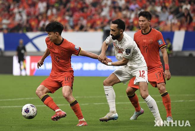[충칭=신화/뉴시스] 10일 중국 남자 축구 대표팀의 왕위동과 바레인 축구 대표팀의 마흐디 압둘자바르가 볼 경합을 벌이고 있다. 2025.06.10.