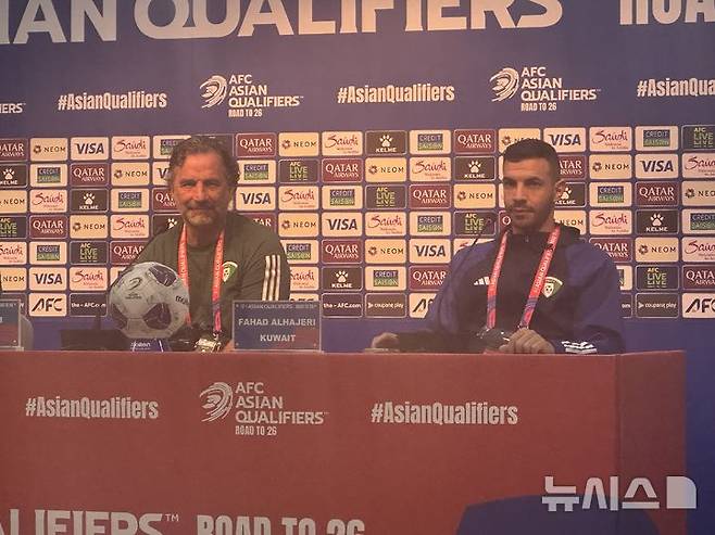 [서울=뉴시스] 김진엽 기자= 후안 안토니오 피치 쿠웨이트 남자 축구 대표팀 감독과 수비수 파하드 알하제리가 9일 오후 8시 서울월드컵경기장에서 진행된 한국 남자 축구 대표팀과의 2026 국제축구연맹(FIFA) 북중미 월드컵 아시아 지역 3차 예선 10차전 경기 전 공식 기자회견에서 질문에 답하고 있다. 2025.06.09. wlsduq123@newsis.com