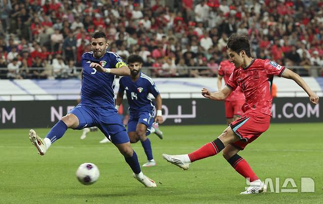 [서울=뉴시스] 김근수 기자 = 10일 서울 마포구 서울월드컵경기장에서 열린 2026 국제축구연맹(FIFA) 북중미월드컵 아시아 3차 예선 한국과 쿠웨이트의 경기, 한국 이강인이 골을 성공 시키고 있다. 2025.06.10. ks@newsis.com