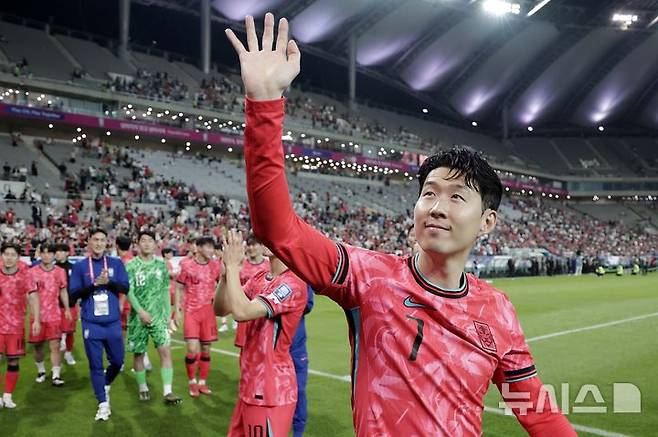 [서울=뉴시스] 최동준 기자 = 11회 연속 월드컵 본선 진출에 성공한 한국 축구대표팀 손흥민이 10일 서울 마포구 서울월드컵경기장에서 열린 2026 국제축구연맹(FIFA) 북중미월드컵 아시아 3차 예선 쿠웨이트와 경기를 마치고 경기장을 돌며 관중들에게 인사하고 있다. 2025.06.10. photocdj@newsis.com