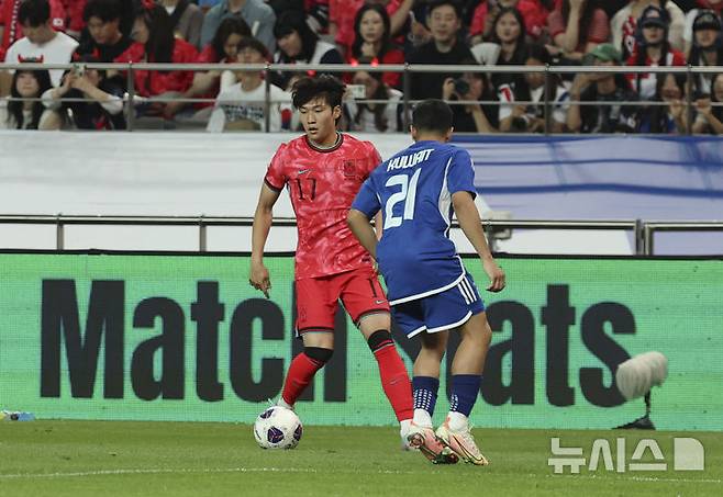 [서울=뉴시스] 김근수 기자 = 10일 서울 마포구 서울월드컵경기장에서 열린 2026 국제축구연맹(FIFA) 북중미월드컵 아시아 3차 예선 한국과 쿠웨이트의 경기, 한국 배준호가 돌파를 하고 있다. 2025.06.10. ks@newsis.com